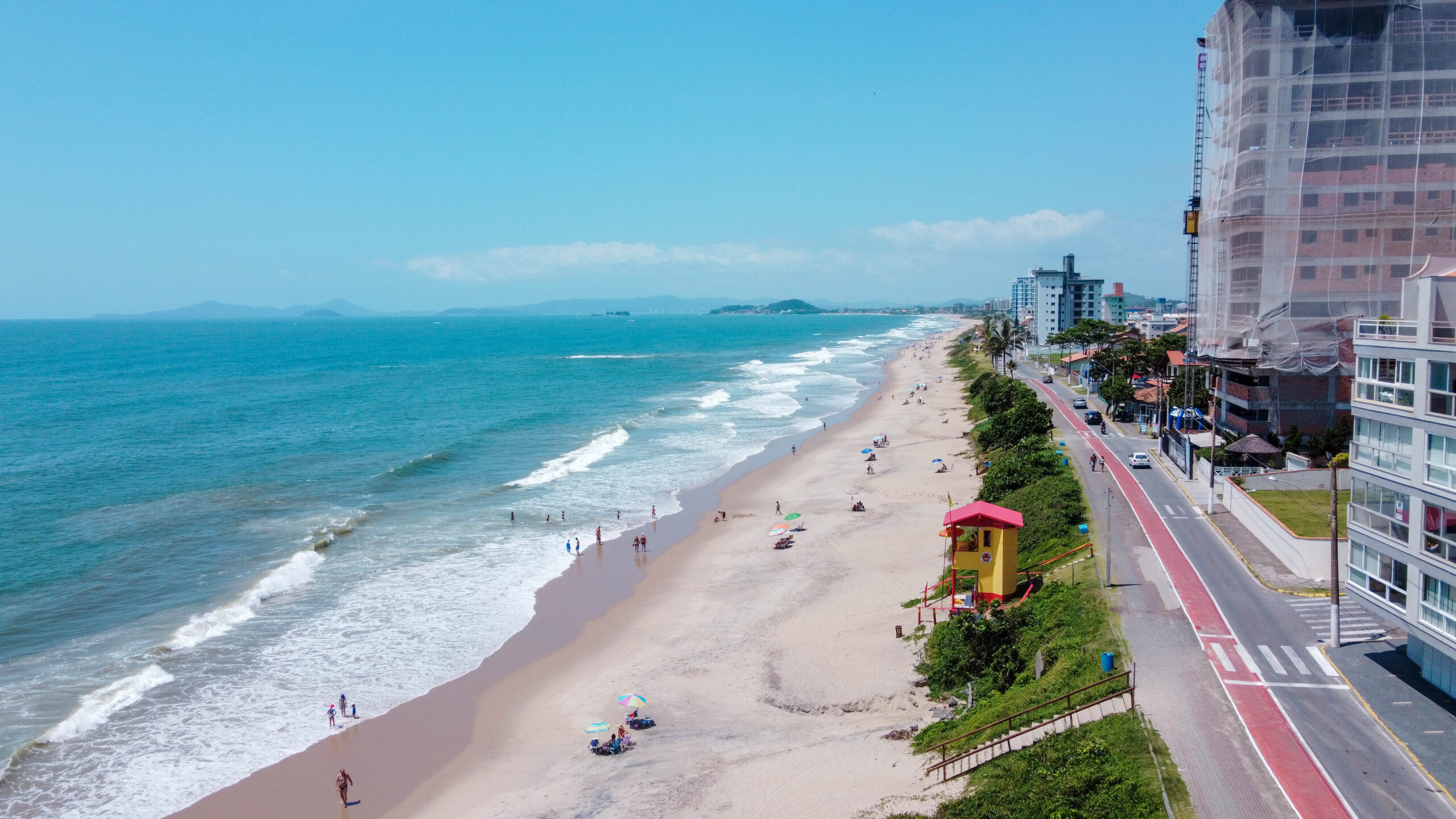 Vista aérea da orla de Barra Velha com praia e ciclovia